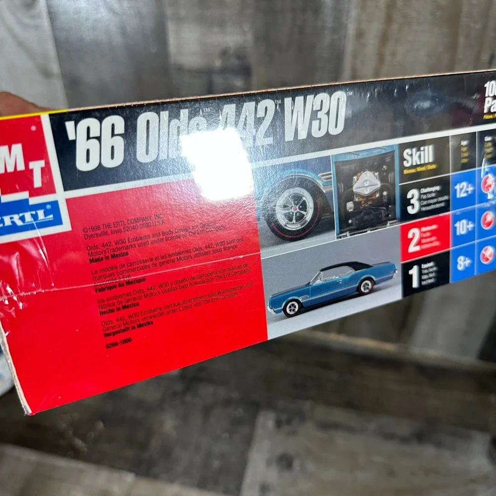 AMT Ertl 1/25 Scale '66 Olds 442 W30 Plastic Model Kit Sealed